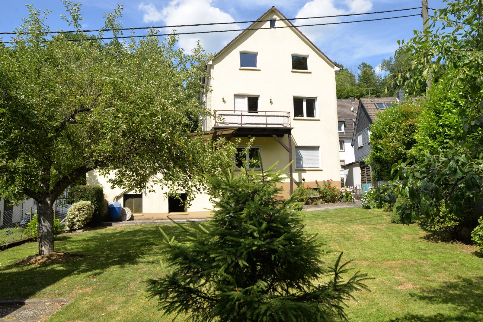 Ein Mehrfamilienhaus mit 4 Wohneinheiten Ein Mehrfamilienhaus mit 4 Wohneinheiten